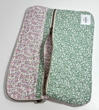 Cargar imagen en el visor de la galería, Funda ordenador "Flores Liberty verde y rosa" con bolsillo frontal
