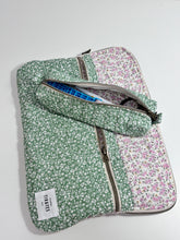 Cargar imagen en el visor de la galería, Funda ordenador "Flores Liberty verde y rosa" con bolsillo frontal