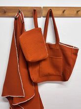 Cargar imagen en el visor de la galería, Conjunto Saranella en Caldera + Crudo