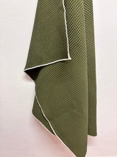 Cargar imagen en el visor de la galería, Toalla Saranella Verde Caqui + Crudo