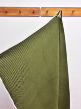 Cargar imagen en el visor de la galería, Toalla Saranella Verde Caqui + Crudo