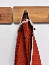 Cargar imagen en el visor de la galería, Toalla Saranella Caldera + Crudo