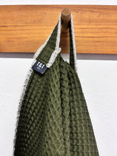 Cargar imagen en el visor de la galería, Toalla Saranella Verde Caqui + Crudo
