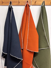 Cargar imagen en el visor de la galería, Toalla Saranella Verde Caqui + Crudo
